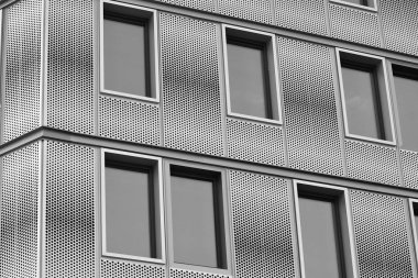 Modern ofis binası duvar yapılmış çelik ve cam. Siyah ve beyaz.