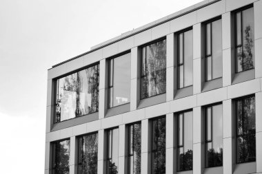 Modern ofis binası duvar yapılmış çelik ve cam. Siyah ve beyaz.