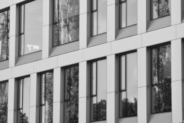 Modern ofis binası duvar yapılmış çelik ve cam. Siyah ve beyaz.