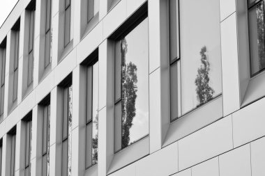 Modern ofis binası duvar yapılmış çelik ve cam. Siyah ve beyaz.