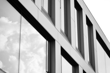 Modern ofis binası duvar yapılmış çelik ve cam. Siyah ve beyaz.