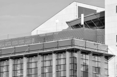 Modern ofis binası duvar yapılmış çelik ve cam. Siyah ve beyaz.