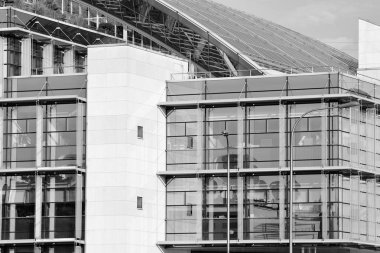 Modern ofis binası duvar yapılmış çelik ve cam. Siyah ve beyaz.