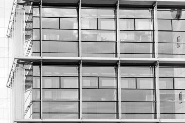 Modern ofis binası duvar yapılmış çelik ve cam. Siyah ve beyaz.