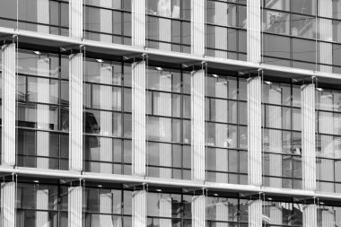 Modern ofis binası duvar yapılmış çelik ve cam. Siyah ve beyaz.