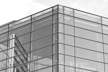 Modern ofis binası duvar yapılmış çelik ve cam. Siyah ve beyaz.