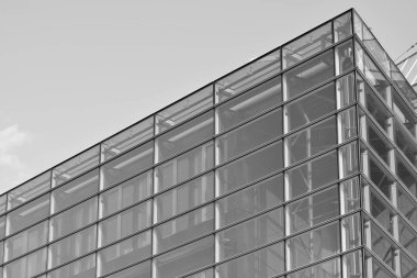 Modern ofis binası duvar yapılmış çelik ve cam. Siyah ve beyaz.