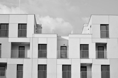 Modern apartman dış görünüşü. siyah ve beyaz.