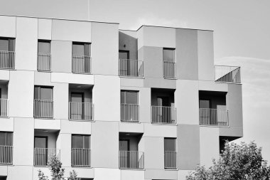 Modern apartman dış görünüşü. siyah ve beyaz.