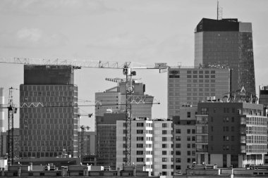 Şehir merkezindeki iş gökdelenler, şehir merkezi görüntüleyin. Siyah ve beyaz.