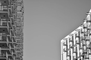 Modern apartman dış görünüşü. siyah ve beyaz.