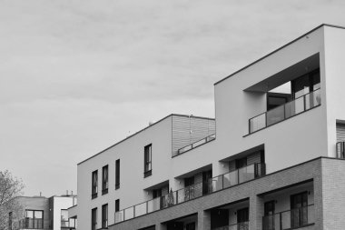 Modern apartman dış görünüşü. siyah ve beyaz.