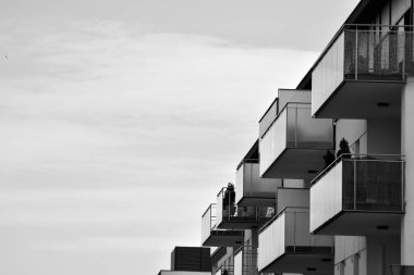 Modern apartman dış görünüşü. siyah ve beyaz.