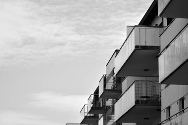 Modern apartman dış görünüşü. siyah ve beyaz.