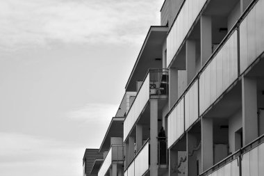 Modern apartman dış görünüşü. siyah ve beyaz.