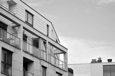 Modern apartman dış görünüşü. siyah ve beyaz.