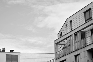 Modern apartman dış görünüşü. siyah ve beyaz.