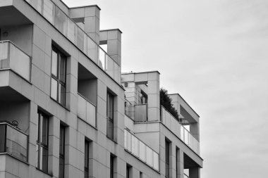 Modern apartman dış görünüşü. siyah ve beyaz.