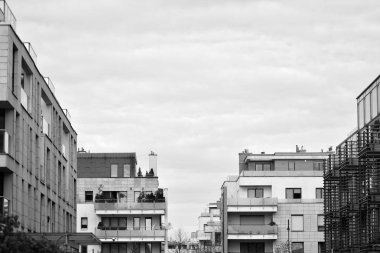 Modern apartman dış görünüşü. siyah ve beyaz.