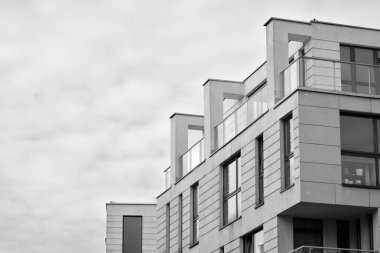 Modern apartman dış görünüşü. siyah ve beyaz.