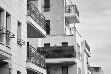 Modern apartman dış görünüşü. siyah ve beyaz.