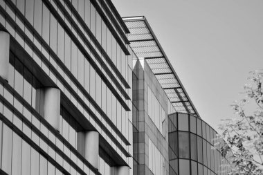 Modern ofis binası duvar yapılmış çelik ve cam. Siyah ve beyaz.