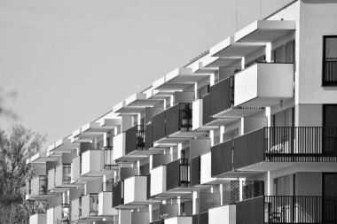 Modern apartman dış görünüşü. siyah ve beyaz.