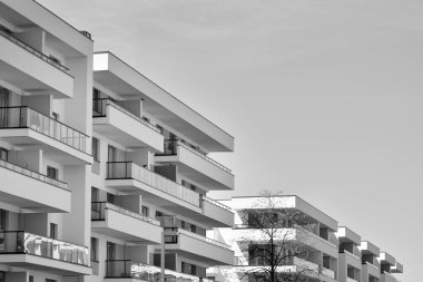 Modern apartman dış görünüşü. siyah ve beyaz.