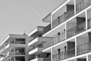 Modern apartman dış görünüşü. siyah ve beyaz.