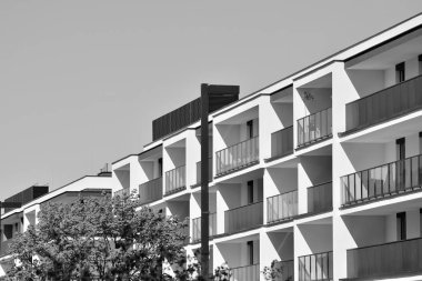 Modern apartman dış görünüşü. siyah ve beyaz.