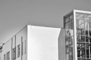 Modern apartman dış görünüşü. siyah ve beyaz.