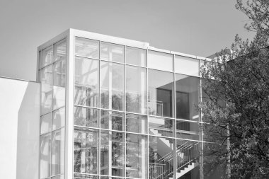 Modern apartman dış görünüşü. siyah ve beyaz.