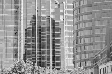 Modern ofis binası duvar yapılmış çelik ve cam. Siyah ve beyaz.