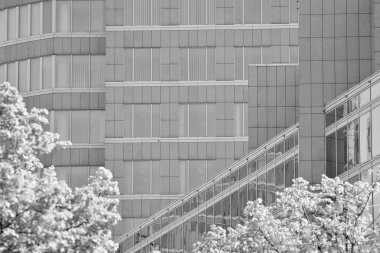 Modern ofis binası duvar yapılmış çelik ve cam. Siyah ve beyaz.