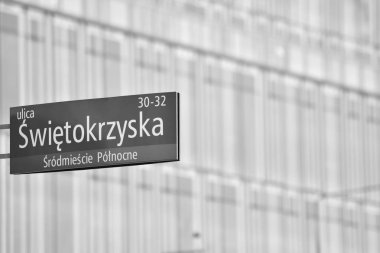 Modern ofis binası duvar yapılmış çelik ve cam. Siyah ve beyaz.