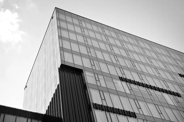 Modern ofis binası duvar yapılmış çelik ve cam. Siyah ve beyaz.
