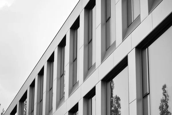 スチールとガラスの近代的なオフィスビルの壁が作られました 黒と白 — ストック写真