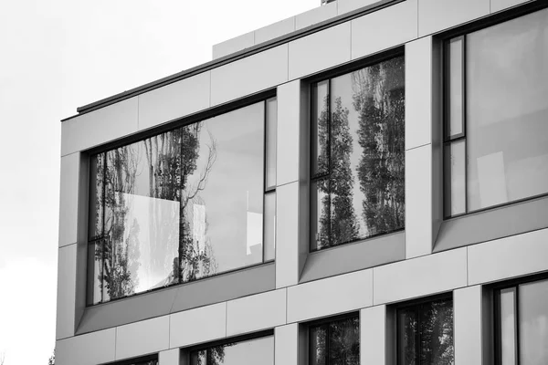 Moderno Edificio Oficinas Pared Acero Vidrio Blanco Negro —  Fotos de Stock