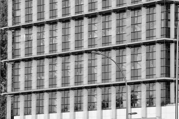 Moderno Edificio Oficinas Pared Acero Vidrio Blanco Negro —  Fotos de Stock