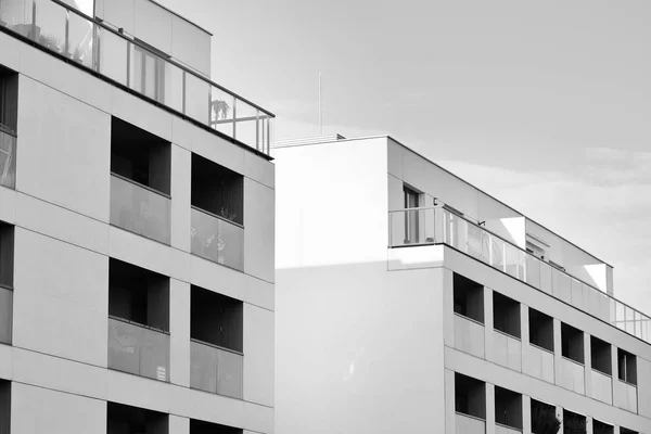近代的なマンションの外観 黒と白 — ストック写真