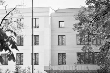 Modern ofis binası duvar yapılmış çelik ve cam. Siyah ve beyaz.