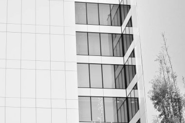 Modern ofis binası duvar yapılmış çelik ve cam. Siyah ve beyaz.