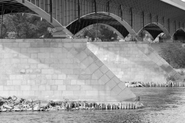 Köprünün altından soyut çelik konstrüksiyon. Siyah ve beyaz.