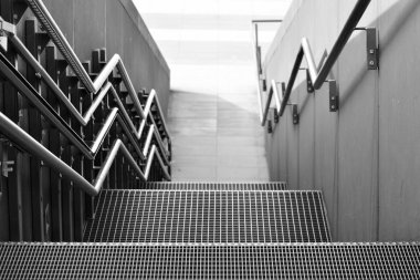 Çelik merdiven kapı tarzı modern. Siyah ve beyaz.