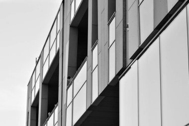 Modern ofis binası duvar yapılmış çelik ve cam. Siyah ve beyaz.