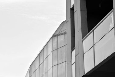 Modern ofis binası duvar yapılmış çelik ve cam. Siyah ve beyaz.