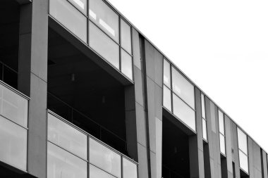 Modern ofis binası duvar yapılmış çelik ve cam. Siyah ve beyaz.