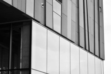 Modern ofis binası duvar yapılmış çelik ve cam. Siyah ve beyaz.