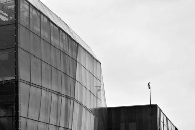 Modern ofis binası duvar yapılmış çelik ve cam. Siyah ve beyaz.