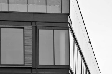 Modern ofis binası duvar yapılmış çelik ve cam. Siyah ve beyaz.